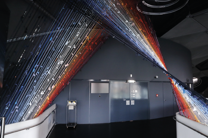 Azra Akšamija, <i>Sanctuary Looms</i>, zerschnittene Baumwoll-T-Shirts, 2020, Installationsansicht, Kunsthaus Graz, Foto: Kunsthaus Graz/J.J. Kucek