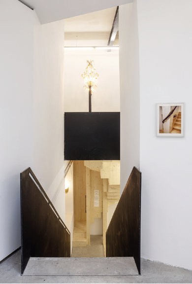 Hermann Czech, Ansicht der eigens für die Ausstellungeingebauten Wendeltreppe ins Untergeschoss, fjk3 – Raum für zeitgenössische Kunst, Wien, 2024, Foto: Lisa Rastl