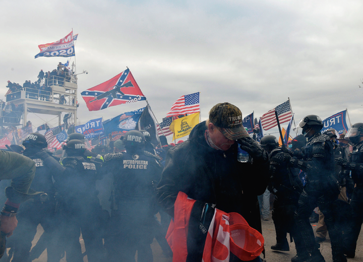 Trump supporters wave the Confederate flag and clash with police and security forces as they attempt to storm the US Capitol in Washington on January 6, 2021© Joseph Prezioso/AFP/picturedesk.com