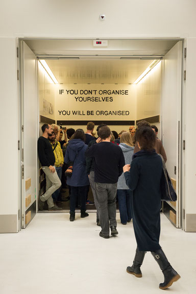 Kevin Rittberger, Community in Progress II. Syntegrity, 2016 Theater Basel & Critical Media Lab Foto: Samuel Hanselmann | FHNW HGK IXDMwährend