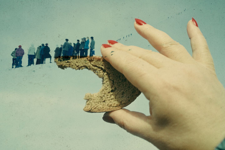 Boris Mikhailov aus der Serie <i>Yesterday’s Sandwich</i>, Ende der 1960er- bis 1970er-Jahre, Überlagerung von Farbdias, 100 Å~ 150 cm, © VG Bild-Kunst, Bonn, 2023, Courtesy: Boris Mikhailov und Barbara Weiss Gallery