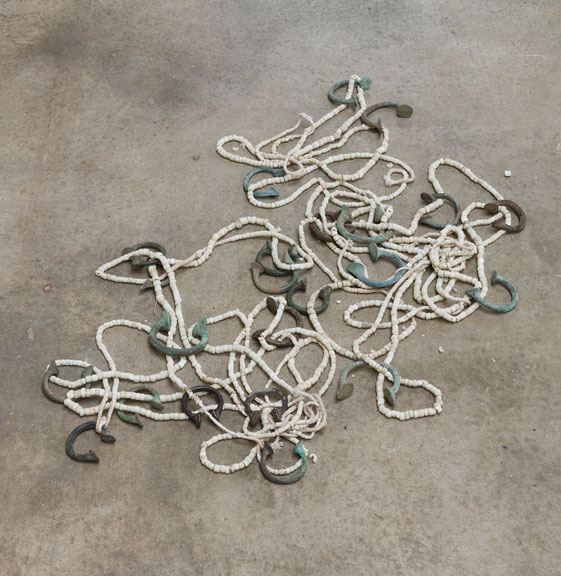 Cameron Rowland, <i>Pacotille</i>, 2020, In Birmingham hergestellte Messingmanillen aus dem 18. Jahrhundert; in Venedig hergestellte Glasperlen aus dem 18. Jahrhundert, 103 x 68 x 3 cm, Rental (Vermietung)