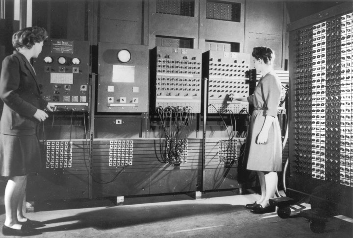 Die Programmiererinnen Betty Jean Jennings (links) und Fran Bilas (rechts) an der Steuervorrichtung des ENIAC, Moore School of Electrical Engineering, University of Pennsylvania, Quelle: U.S. Army/Archiv der ARL Technical Library
